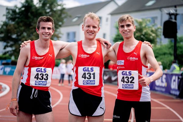 Die 3x1000m Staffel der LG Brillux Muenster: Marco Sietmann (LG Brillux Muenster), Jens Kassebeer (LG Brillux Muenster), Silas Zahlten (LG Brillux Muenster) am 29.05.2022 waehrend der Deutschen Meisterschaften Langstaffel im Otto-Schott-Sportzentrum in Mainz